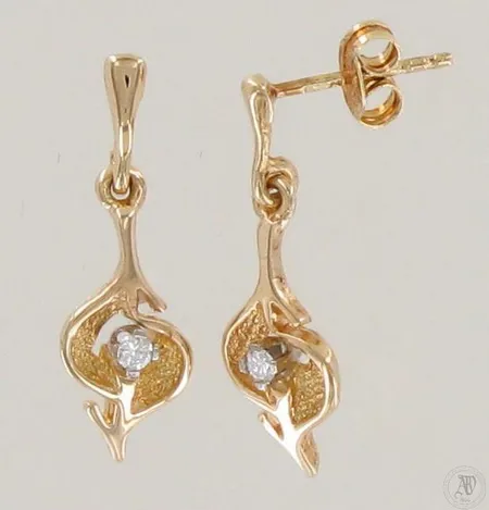 Timanttikorvakorut 2xn.0.03ct, korkeus 22mm, taustat eriparia, 585, paino 2,1g