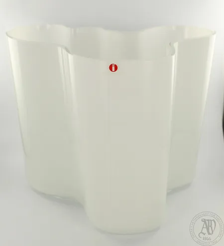Aalto-maljakko Iittala, design Alvar Aalto, korkeus 160mm, signeerattu. Lähetetään postipakettina.