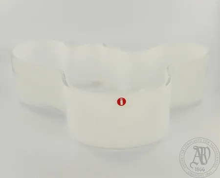 Aaltomalja Iittala, korkeus 46mm, leveys 180mm, signeerattu. Lähetetään postipakettina.