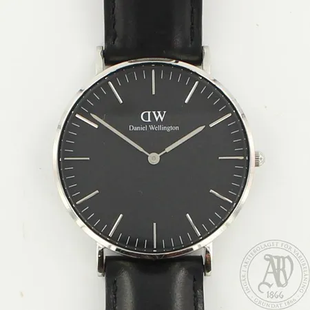 Rannekello, Daniel Wellington, sarjanumero 011440006662, Ø 36mm, nahkarannekkeen pituus 180-200mm, alkuperäinen laatikko ja ostokuitti vuodelta 2017