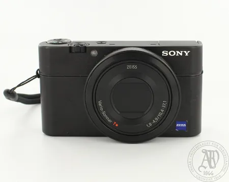 Digikamera Sony DSC-RX100, Kingston 32gb muistikortti, laturi, suojapussi ja ostokuitti 1.3.2018, 24kk takuu.  Lähetetään postipakettina.