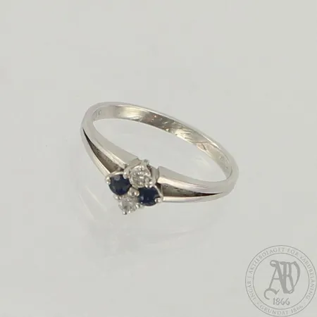 Kivisormus timanteilla 2xn.0.03ct, kaiverrettu, koko 17, 750br valkokulta, paino 2,5g