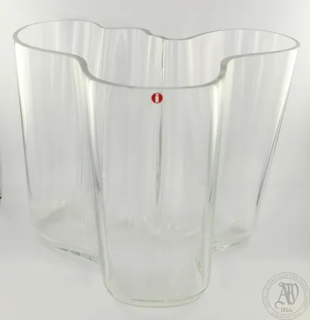 Aalto-maljakko kirkas, design Alvar Aalto, signeerattu, korkeus 160mm, pieniä käytön jälkiä ja pohjassa käyttökulumaa. Lähetetään postipakettina.