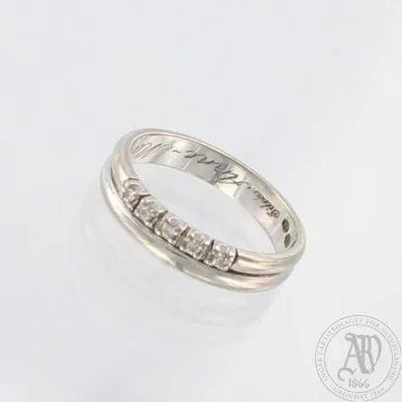 Timanttisormus 5xn.0.005ct, kaiverrettu, koko 15¾, 585 valkokulta, paino 3,1g 