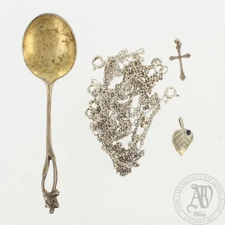 Viallissa koruja 813-925, paino 18,3g 
