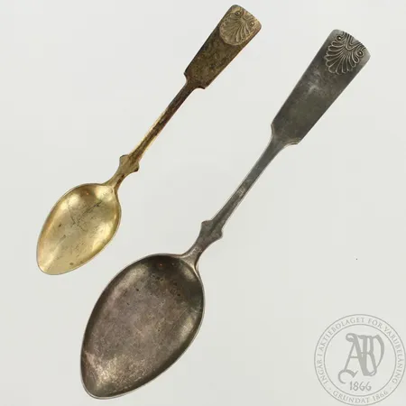 Kahvilusikka ja jälkiruokalusikka, kaiverrettu, pituudet 120-160mm, 813, paino 29,5g 