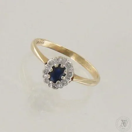 Sinisafiirisormus timanteilla 8xn.0.005ct, koko 17¼, 585br, paino 1,9g