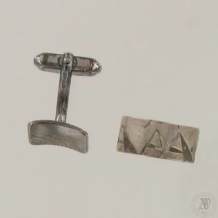 Kuvioitu sormus ja kalvosinnappi, sormuksen koko 16½, kaiverrettu, kalvosinnapin mitat 14x14mm, 813-916, paino 9,9g