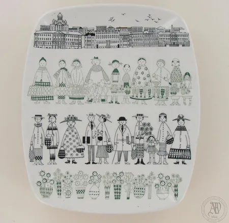 Tarjoiluvati, Arabia, Emilia, design Raija Uosikkinen, koko 250x210mm, hieman käytön jälkiä Ota yhteys panttilainaamoon kuljetusmaksusta sopimiseksi.