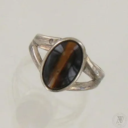 Kivisormus, kivessä kulumaa, koko 16¼, vuodelta 1964, 813, paino 2,5g