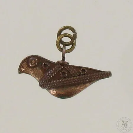 Riipus Kalevala Koru, Hattulan Lintu, korkeus 25mm, pronssia 