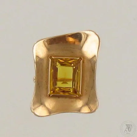 Rintakoru, mitat 26x21mm, vuodelta 1954, 585br, paino 5,7g
