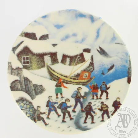 Koristelautanen N:o 8 Arabia 1980 , Andreas Alariesto , Suomalaiset valaita katsomassa,  Ø 12 cm. Lähetetään postipakettina.