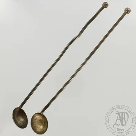 Kaksi cocktail-lusikkaa, toinen hieman vääntynyt, 813, pituus 190mm, paino 30,1g