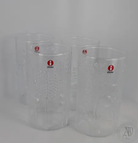 Neljä kirkasta juomalasia, tilavuus 36cl, Iittala Finland Flora, design Oiva Toikka, omassa laatikossa. Ota yhteys panttilainaamoon kuljetusmaksusta sopimiseksi.