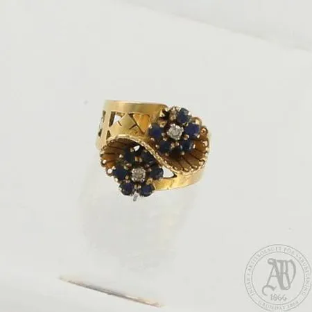 Kivisormus timanteilla 2xn.0.04ct, yksi safiiri puuttuu, koko 16, 750br, paino 7,1g