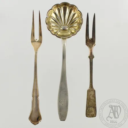 Kaksi leikkelehaarukkaa ja sokerilusikka, kaiverrettu, 115-130mm, 813-830, paino 36,2g
