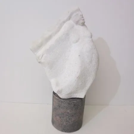Marmoriveistos graniittijalalla, signeeraus AJV 2004, Ari Juhani Virtanen, korkeus 49cm. Nouto ainoastaan myymälästä.
