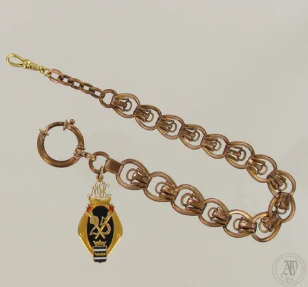 Metalliset kellonperät, pituus 26,5cm, riipus, kaiverrettu,  korkeus 43mm, 585br, paino 8,7g