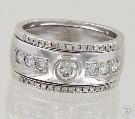 Timanttisormus 1xn.0.28ct, 6xn.0.07ct ja 30xn.0.005ct, koko 19½, 585 ja 750, valkokultaa, paino 15,9g 