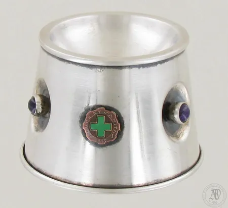 Kynttilänjalka kivillä, korkeus 46mm, Kultakeskus Hämeenlinna, sign. RS Reijo Sirkeoja, kyljessä vihreä risti jossa teksti labor ct sanitas 1945, vuodelta 1974, 830br, paino 149,7g
