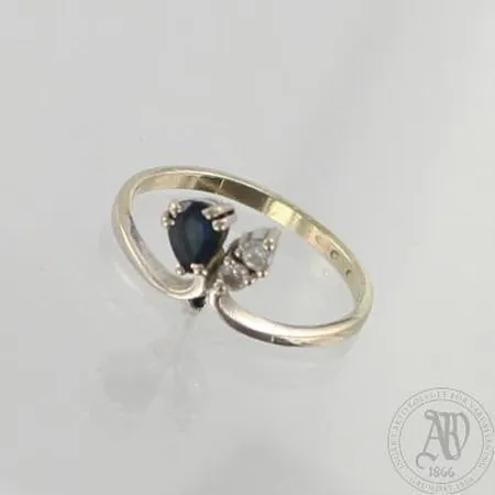 Kivisormus timanteilla 2xn.0.02ct, 585 valkokulta, koko 15½, paino 1,3g 