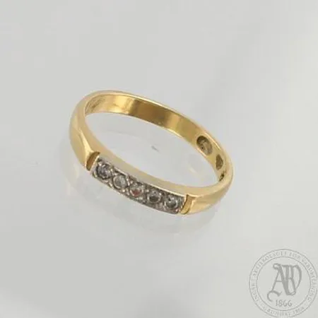 Timanttisormus 5xn.0.01ct, keiverrettu, koko 15½, 750 kelta- ja valkokulta, paino 2,2g 