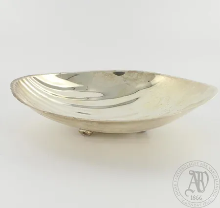 Kulho, leveys 130mm, korkeus 30mm, vuodelta 1957, 813, paino 71,2g 