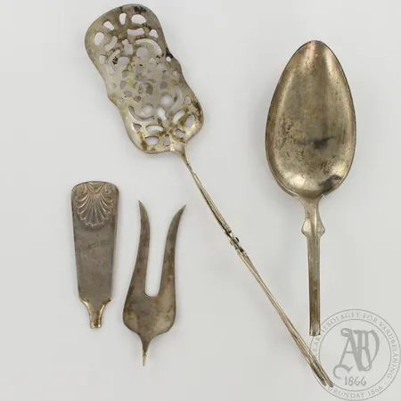 Viallista pöytähopeaa, 813, paino 90,6g 