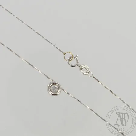 Kaulaketju timanttiriipuksella 1xn0.16ct, riipuksen Ø 6mm, ketjussa käytön jälkiä, pituus 49cm, 585 valkokulta, paino 1,6g 