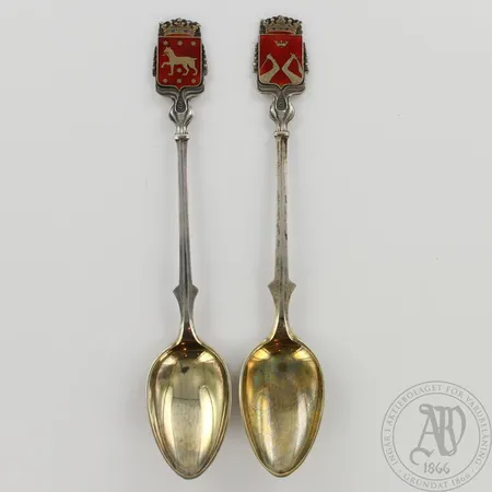 Kaksi maakuntalusikkaa, pitiuudet 150mm, kaiverrettu, 813br, paino 40,8g 