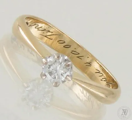 Timanttisormus 1xn.0.30ct, kaiverrettu, koko 17½, 750 kelta- ja valkokulta, paino 3,3g