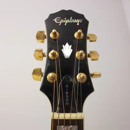 Puoliakustinen kitara Epiphone PR775ES, sarjanumero 95020002, made in Korea, 1990-luvulta, kaulan ja sarjan sauman pinnassa pientä repeämää, pieniä pintanaarmuja, kova laukku.  Ota yhteys panttilainaamoon kuljetusmaksusta sopimiseksi.