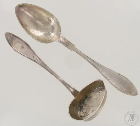 Tarjoilulusikka ja liemikauha, liemikauhassa kaiverrus, 220mm ja 185mm, Ruotsi, 800, paino 120,4g