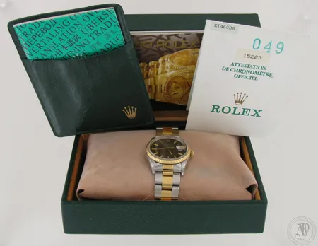 Teräsrannekello Rolex Oyster Perpetual Date, Superlative Chronometer Officially Certified, automaatti, mallinumero 15223, cal.3135, sarjanumero E146086, rannekkeen numero 78353 19, 457, ranneke löystynyt, lasin reunassa hyvin pieniä kolhuja, taulun Ø 34mm, rannekkeen pituus 180mm, paperit ja laatikko, ostettu 1998 Genevestä.