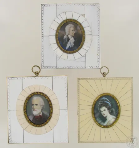 Kolme miniatyyrimaalausta, aiheina mm. Giuseppe Verdi ja Amadeus Mozart, mitat kehyksineen 90x100mm ja 95-105mm, käytön jälkiä.