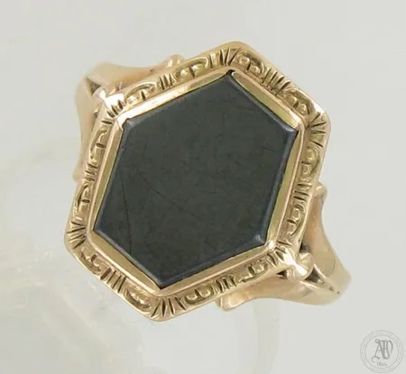 Hematiittisormus, kivi viallinen, koko 19½, 585br, paino 4,2g