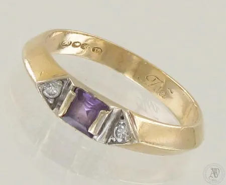 Kivisormus timanteilla 2xn.0.03ct, violetti kivi sekä sen istutus ovat viallisia, kaiverrettu, koko 18½, 585br kelta- ja valkokulta, paino 3,7g.
