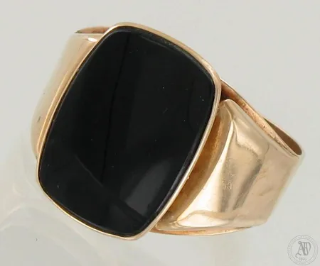 Onyx-kantasormus, kaiverrettu,kivessä kulumaa, koko 22½, 585br, paino 6,1g