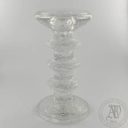 Kynttilänjalka Iittala, Festivo, signeerattu TS, korkeus 145mm.  Lähetetään postipakettina.