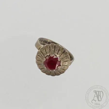 Kivisormus, kaiverrettu, koko 17½, 830br, paino 2,8g