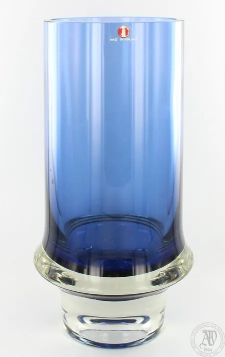 Sininen maljakko, signeeraus TAPIO WIRKKALA - 3581, korkeus 200mm.  Lähetetään postipakettina.