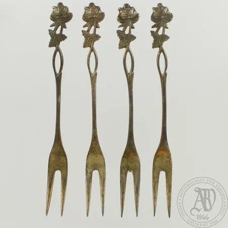 Neljä leikkelehaarukkaa, kahdessa kaiverrus kääntöpuolella, pituus 120mm, 813, paino 35,9g