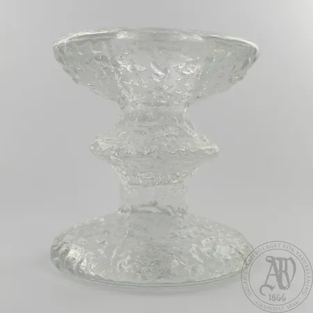 Kynttilänjalka Iittala, Festivo, signeerattu TS, korkeus 80mm.  Lähetetään postipakettina.