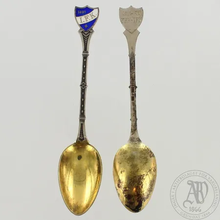 Kaksi kahvilusikkaa, kaiverrettu, I.F.K., vuodelta 1950, pituus 115mm, 813br, paino 22,1g