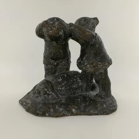 Pronssiveistos Annikki Kettunen, ''kohtaus kentällä'', signeerattu 1978, korkeus 11cm, pronssia. Ota yhteys panttilainaamoon kuljetusmaksusta sopimiseksi.