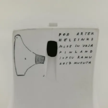 Keramiikkalintu for Artek Helsinki, Jopsu Ramu, made in Vaja Finland, 3017 Musuta. Ota yhteys panttilainaamoon kuljetusmaksusta sopimiseksi.