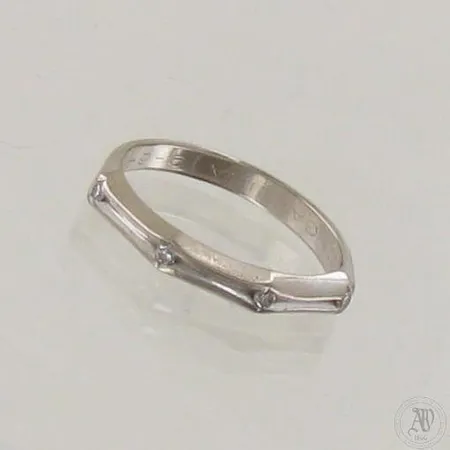 Timanttisormus 4xn.0.01ct, kaiverrettu, koko 16¾, 750 valkokulta, paino 2,9g 