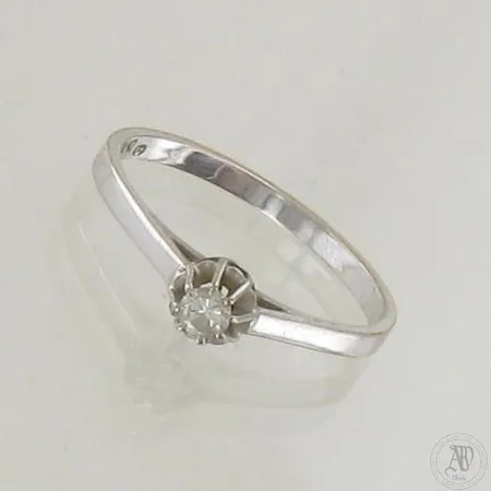 Timanttisormus 1xn.0.10ct, koko 18¼, 750 valkokulta, paino 2,1g 