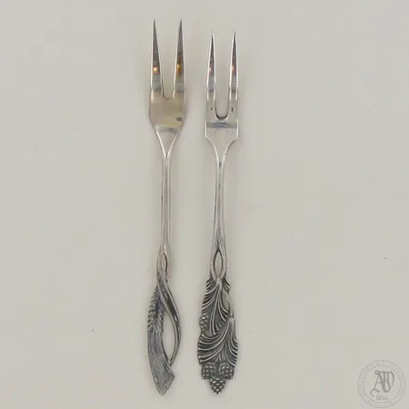 Kaksi leikkelehaarukkaa, 115-120mm, 813, paino 16,7g 